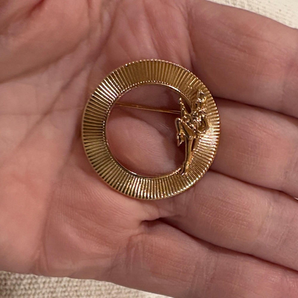 Vintage Band Majorette Lapel or Scarf Pin Textured Round Gold Medallion Brooch - Picture 9 of 11